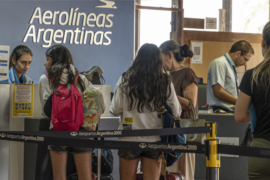 AEROPUERTO-Pasaje-espera-Lautaro-15