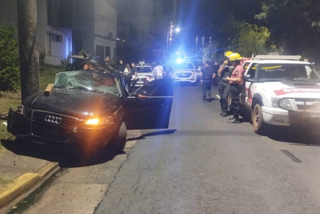 Un-auto-choco-contra-un-poste-y-fallecio-un-joven-de-19-anos-en-Posadas-1089x730