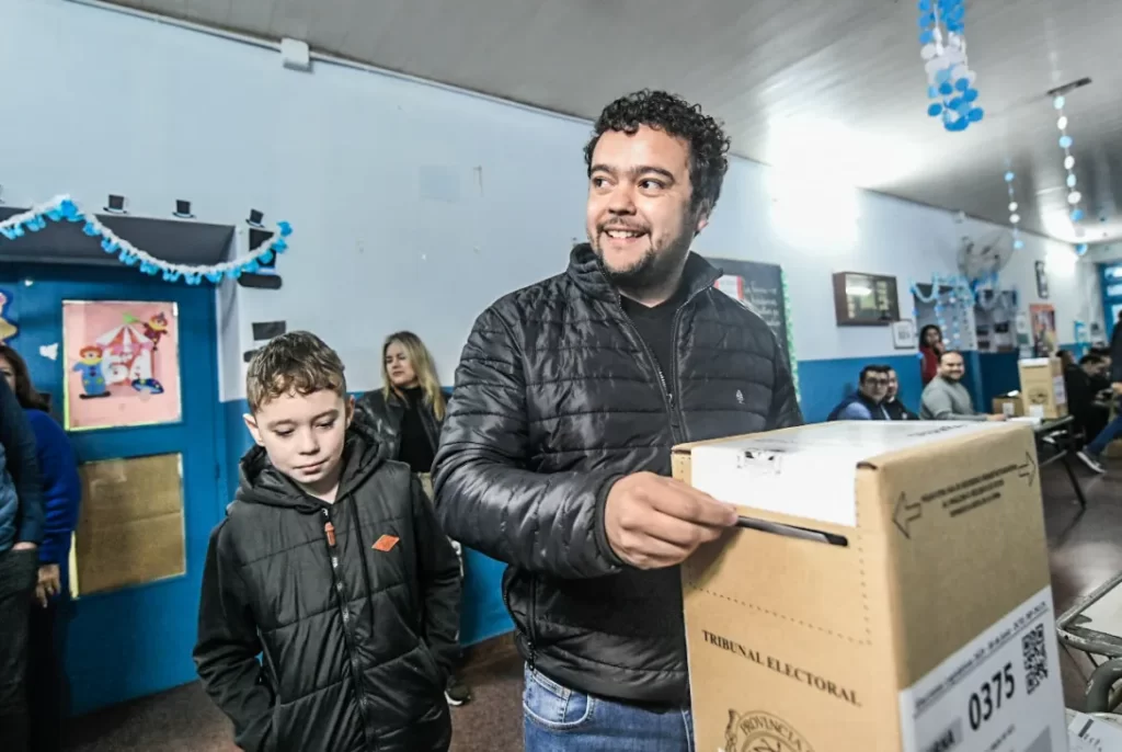 Daniel-Vigo-emitio-su-voto-elecciones-legislativos-Misiones-2025-Foto-Marcos-Otano