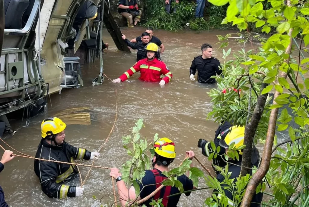 Choque-y-vuelco-fatal-colectivo-en-Campo-Viera-5 (1)