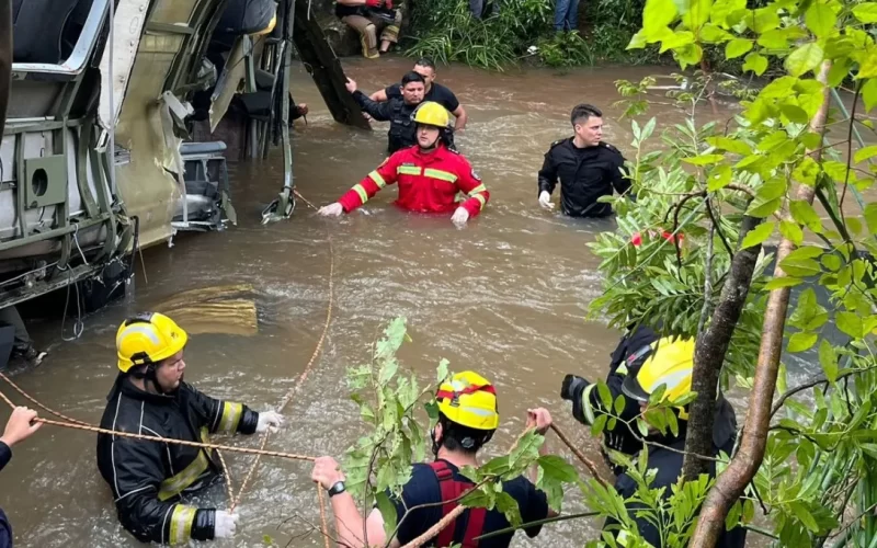 Choque-y-vuelco-fatal-colectivo-en-Campo-Viera-5 (1)