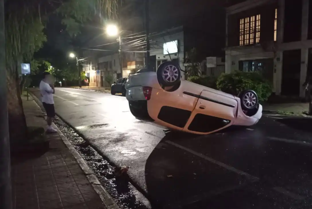 Conductor alcoholizado volcó su vehículo en pleno centro de Posadas
