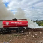 Bomberos sofocaron un incendio de gran magnitud en un basural en el barrio San Isidro de Posadas