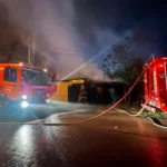 Bomberos intervinieron en un incendio que destruyó una casa y asistieron a una pareja en Posadas