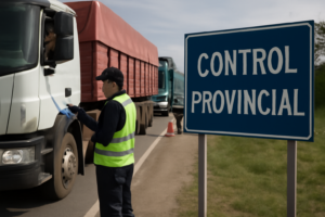 Puesto de control en ruta con revisión de documentación y camiones tras eliminación del pago a cuenta de IIBB