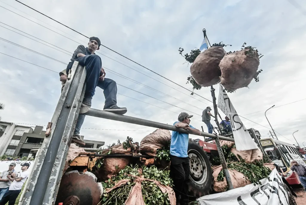 yerbateros-desregulacion-yerbatera-Inym-Milei-en-Iguazu-Misiones-productores-yerbateros-tareferos-foto-Marcos-Otano-septiembre-2026 (1)